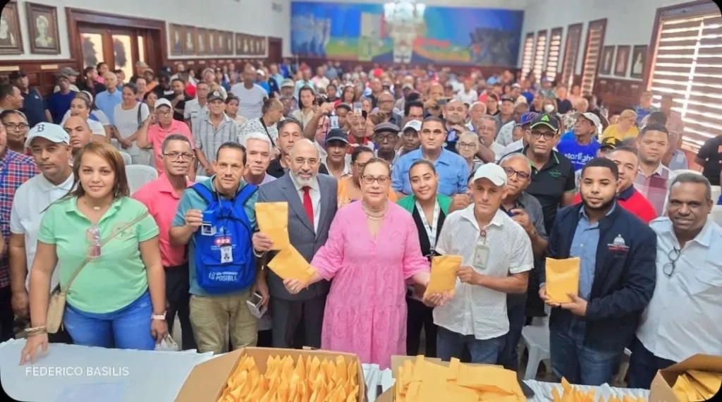gobernadora-rosa-santos-entrega-bonos-navidenos-a-mas-de-200-juntas-de-vecinos-en-santiago