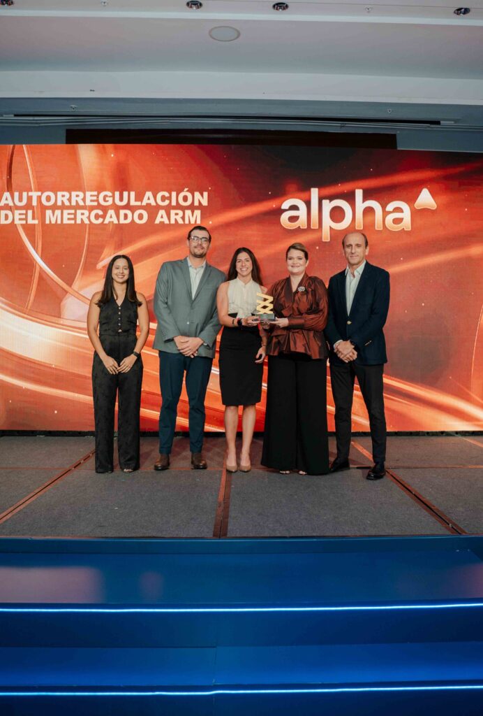 reconocen-a-alpha-en-premiacion-de-la-bolsa-de-valores