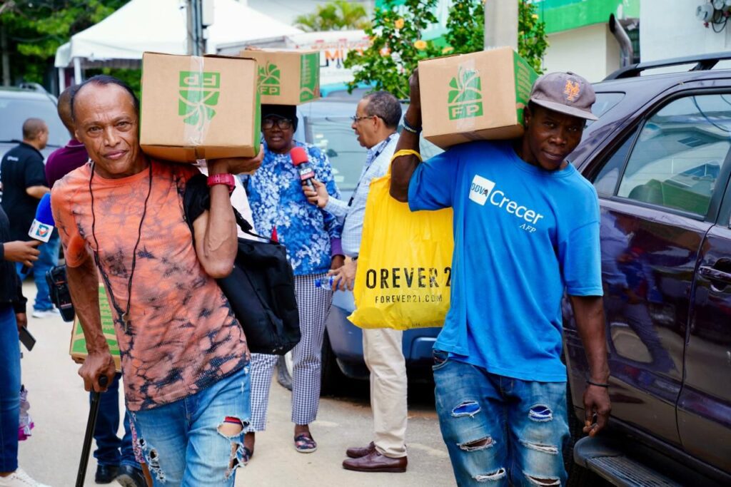 “la-necesidad-del-pueblo-es-evidente”:-leonel-continua-entrega-de-alimentos-a-sectores-vulnerables