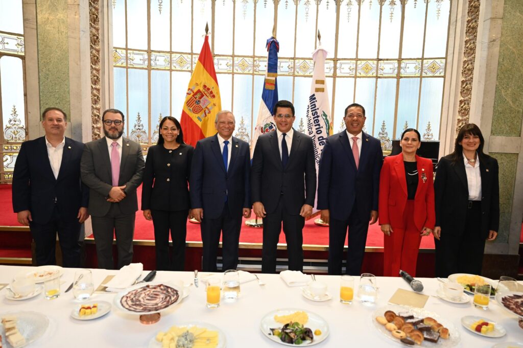 banreservas-lidera-en-fitur-2026-con-acuerdos-de-inversion-superiores-a-us$6,500-millones