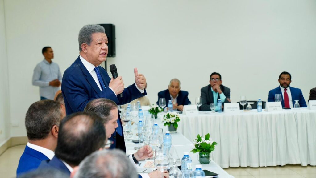 leonel-se-reune-con-industriales-y-comerciantes-en-santiago,-iniciando-asi-agenda-de-3-dias-en-la-provincia