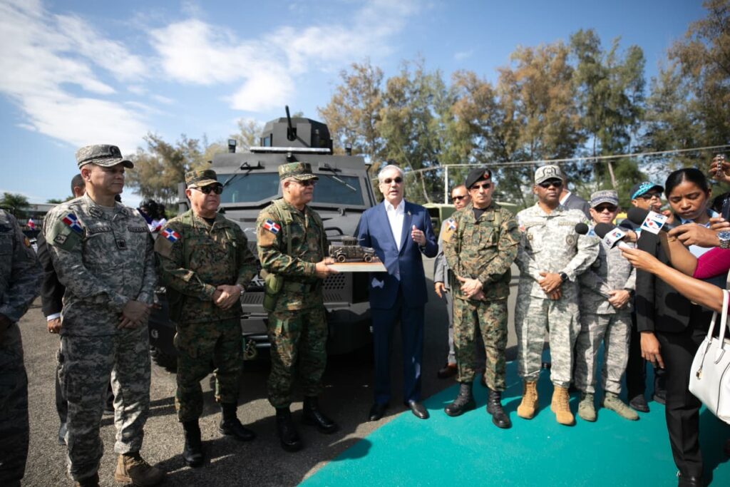 luis-abinader-entrega-nuevos-equipos-militares-y-vehiculos-blindados-a-las-fuerzas-armadas