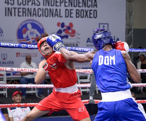 ezequiel-medina-(rd)-derroto-a-ezequiel-medina-(usa)-en-la-2da.-jornada-de-la-45-copa-independencia-de-boxeo
