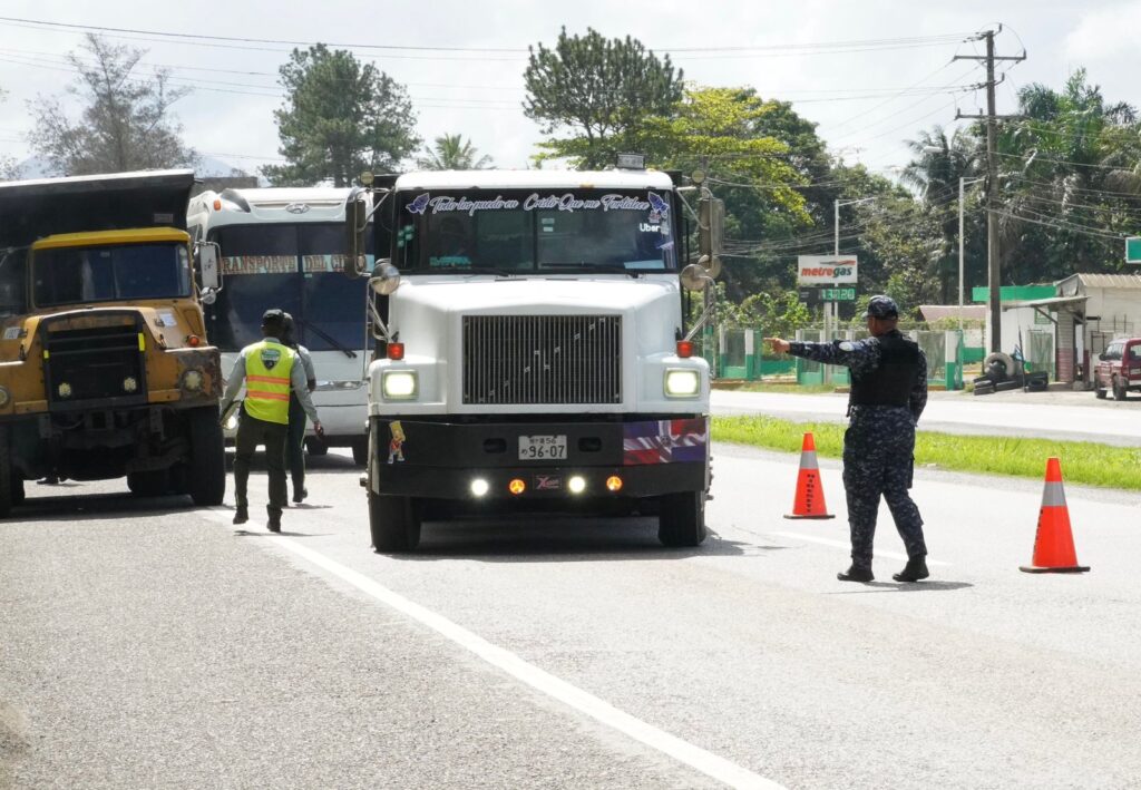 digesett-retiene-vehiculos-pesados-en-la-autopista-duarte-por-fallas-mecanicas