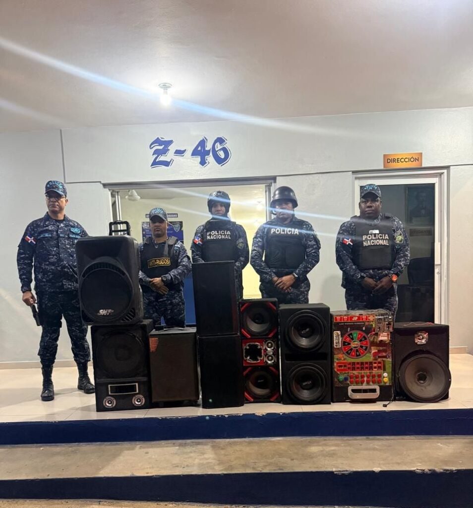 policia-decomisa-drogas,-equipos-de-comunicacion,-maquinas-tragamonedas-y-detiene-a-varios-en-sdn