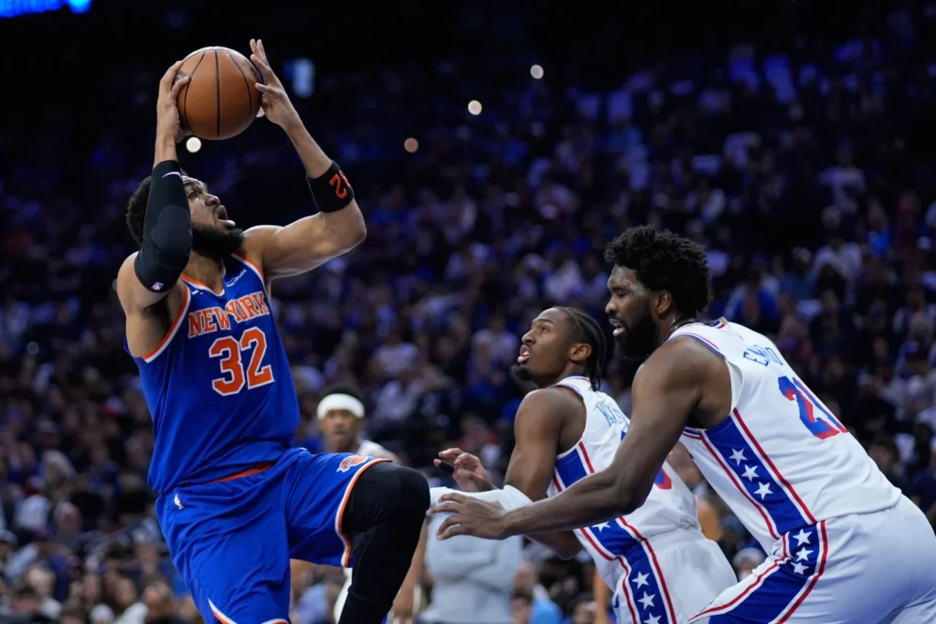 los-knicks-aplastan-144-114-a-los-76ers-con-una-lluvia-de-triples-en-el-juego-4-y-entran-a-las-finales-del-este-por-2do.-ano-corrido