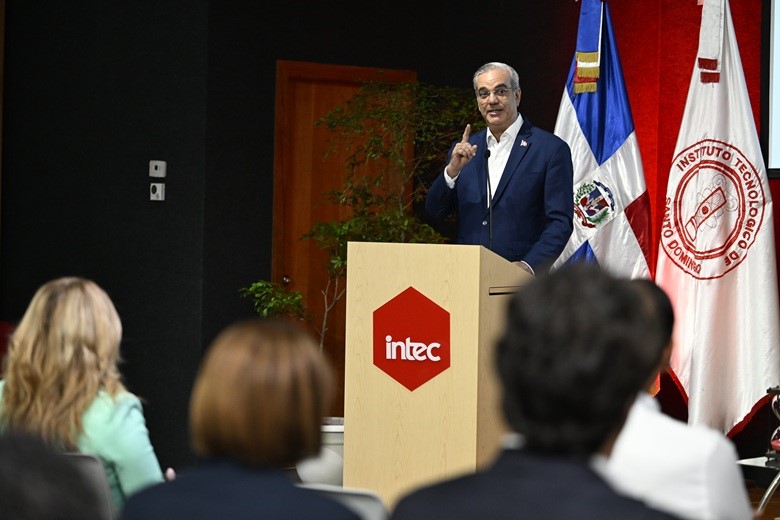 abinader-anuncia-en-intec-la-reduccion-de-la-pobreza-al-15.3%-y-favorece-la-eliminacion-del-anticipo-a-mipymes