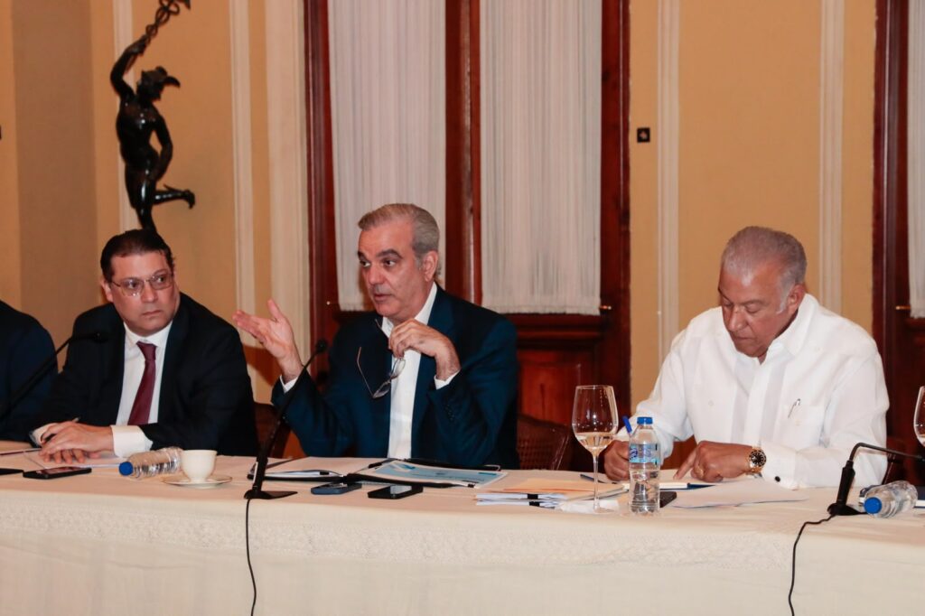 abinader-destaca-cooperacion-entre-gobierno-y-sectores-productivos