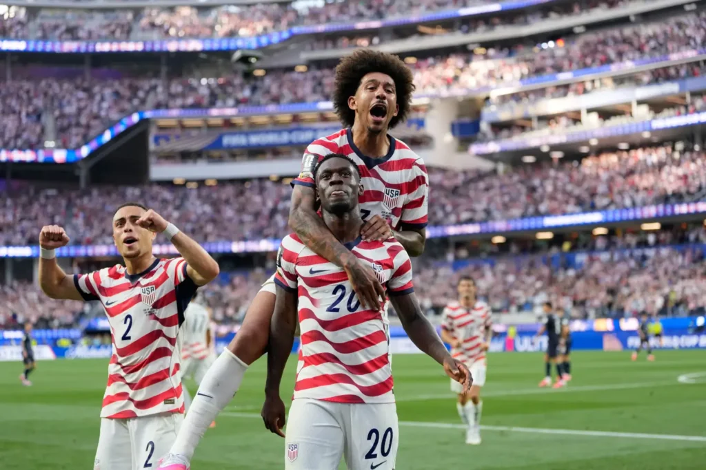 estados-unidos-abre-su-mundial-en-casa-con-una-dinamica-victoria-4-1-sobre-paraguay,-impulsado-por-2-goles-de-balogun