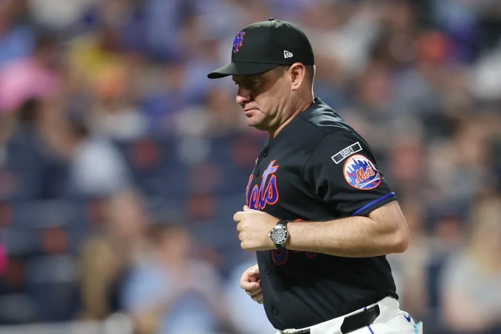 mets,-ultimos-en-su-division,-despiden-al-manager-carlos-mendoza;-el-dueno-steve-cohen-dice-que-“los-fanaticos-merecen-algo-mejor”