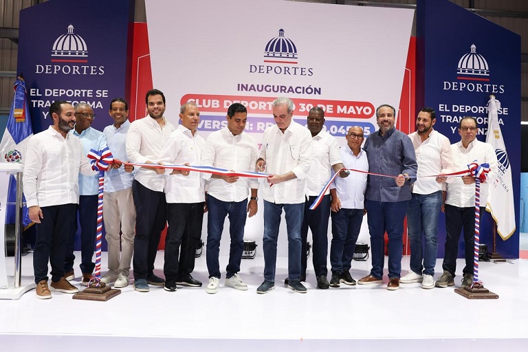 presidente-luis-abinader-y-ministro-kelvin-cruz-entregan-renovado-club-deportivo-30-de-mayo