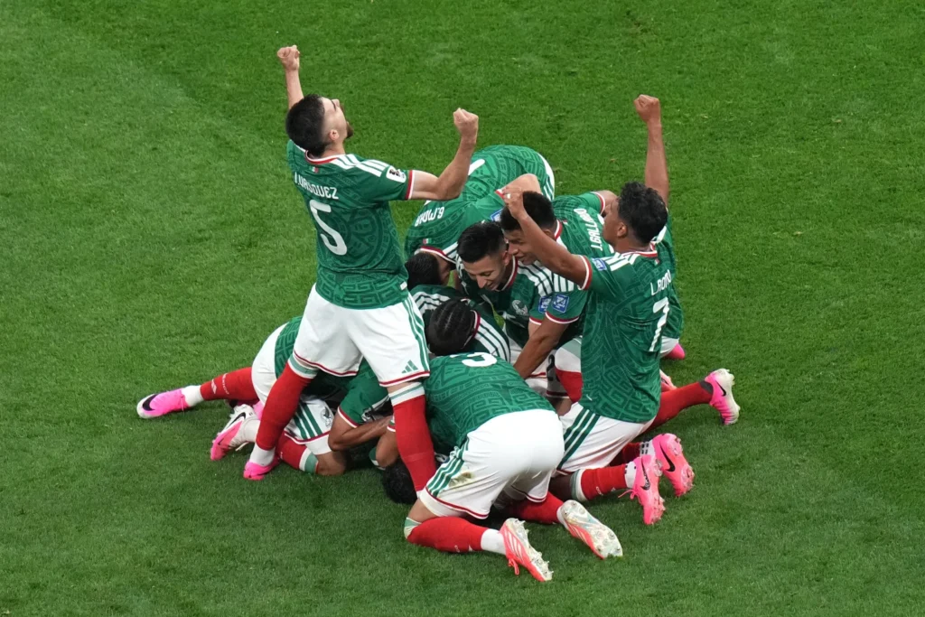 mexico-pone-fin-a-una-sequia-de-40-anos-en-fase-eliminatoria,-vence-2-0-a-ecuador-y-avanza-a-octavos-de-final