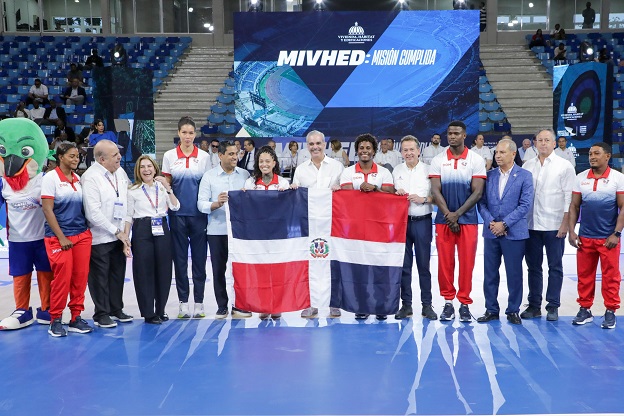 luis-abinader-entrega-la-bandera-nacional-a-delegacion-criolla-entrega-palacio-voleibol