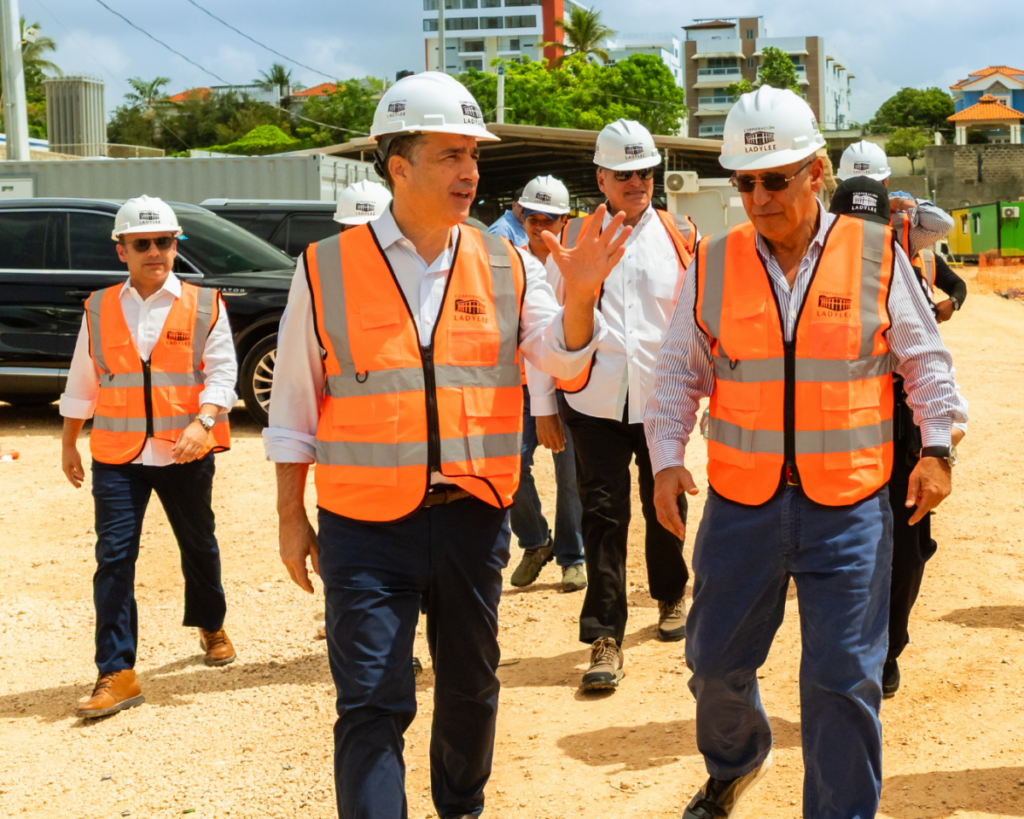 banco-popular-constata-avances-de-city-center-en-santo-domingo-este