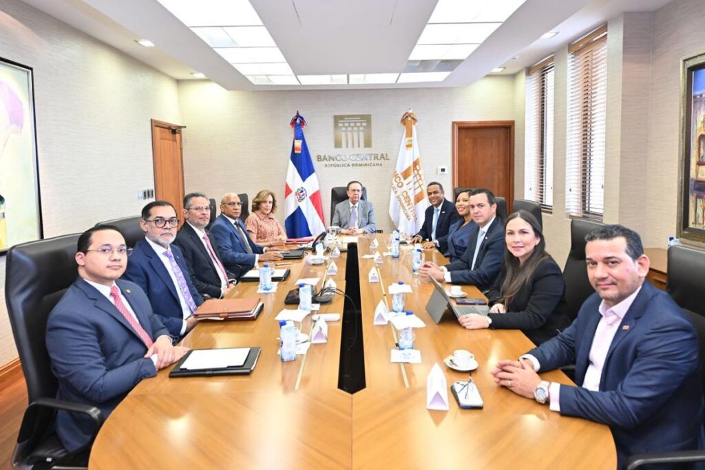 valdez-albizu-recibe-la-visita-de-la-nueva-directiva-de-adofintech