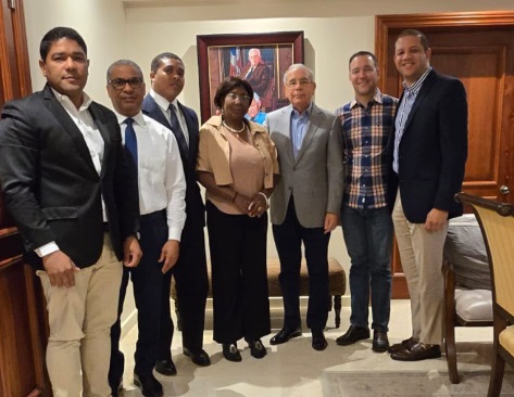 danilo-medina-juramenta-a-la-exdiputada-maria-gallard-y-al-dirigente-juvenil-jose-andres-gomera,-quienes-regresan-al-pld