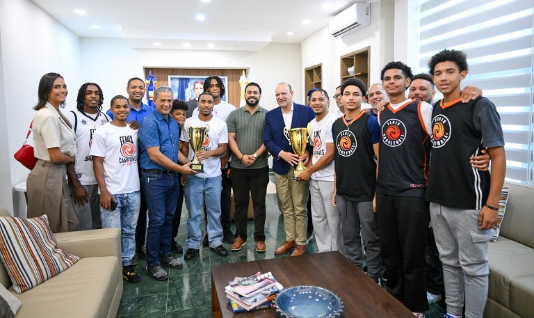 alcalde-ulises-rodriguez-recibe-y-felicita-a-fenix-santiago-por-su-segunda-corona-nacional