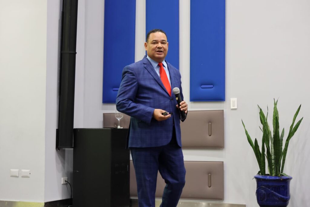 franklin-vasquez-llama-a-anticipar-las-competencias-que-demandara-la-economia
