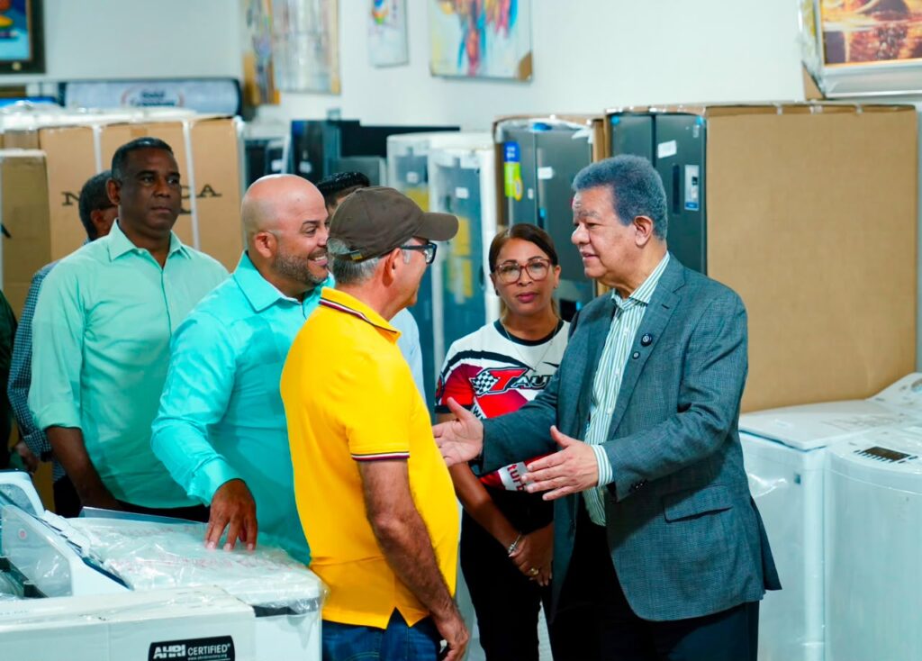 leonel-inicia-en-montecristi-consultas-con-sectores-productivos-del-pais