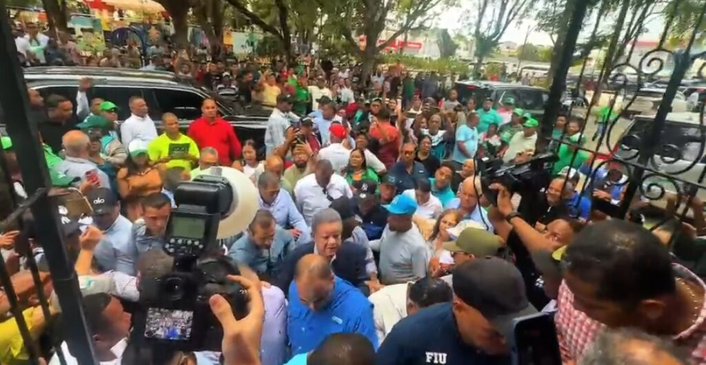 leonel-fernandez-cierra-gira-en-la-linea-noroeste-con-masiva-juramentacion-en-mao