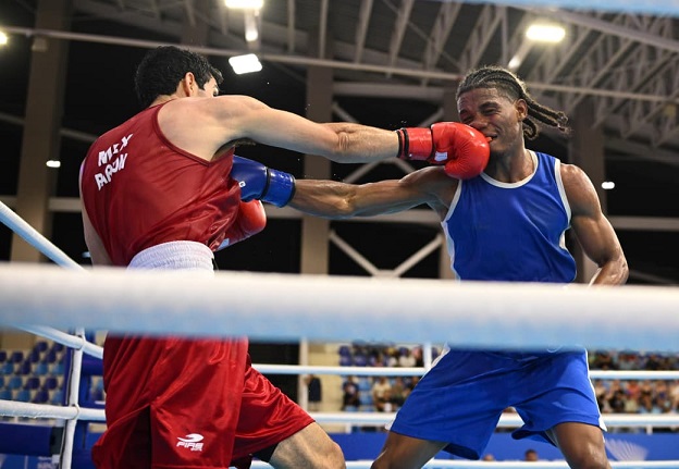 boxeo:-barron-se-levanto-de-la-lona-gano-y-paso-a-semifinales