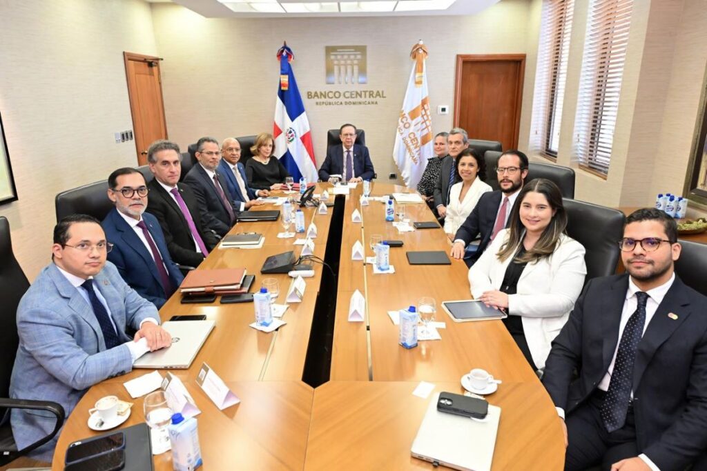 valdez-albizu-se-reune-con-altos-ejecutivos-de-mastercard