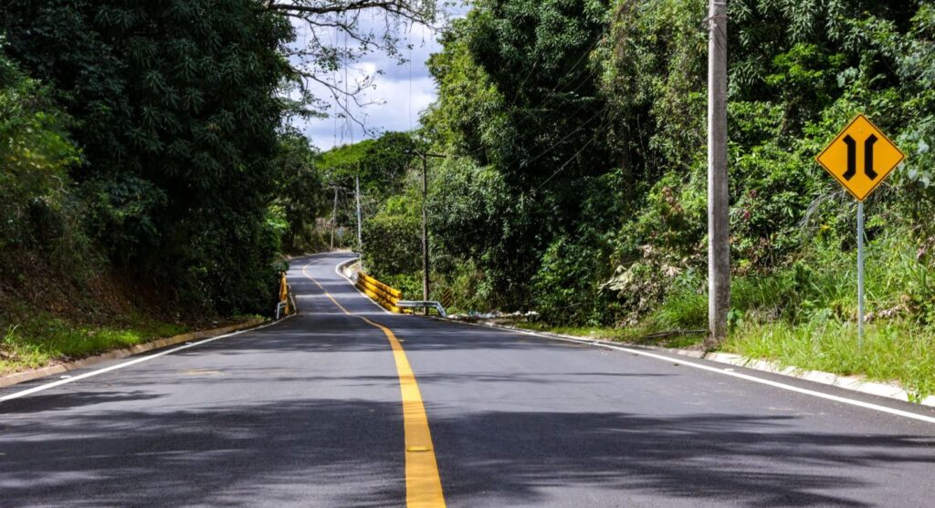 inversion-publica-en-monte-plata-se-concentra-mas-en-rehabilitacion-de-carreteras