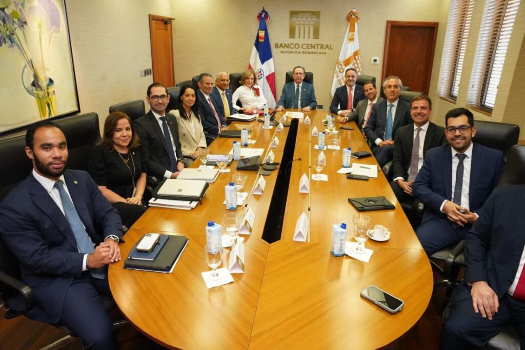 valdez-albizu-recibe-a-ejecutivos-regionales-de-bladex