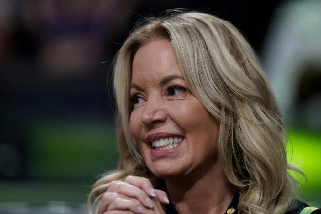 cinco-hermanos-buss-mantienen-su-intencion-de-vender-sus-acciones-minoritarias-de-los-lakers-pese-a-la-oposicion-de-jeanie