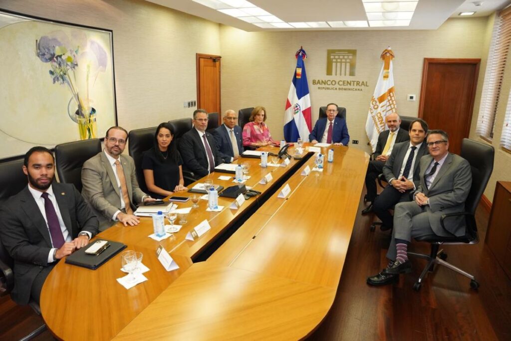 gobernador-valdez-albizu-recibe-a-representantes-de-jp.-morgan