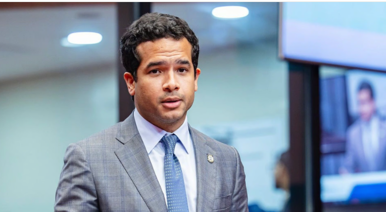 omar-fernandez-afirma-la-culpa-de-la-ola-antipolitica-la-tienen-los-mismos-politicos
