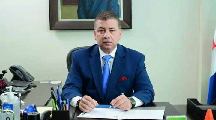 cesar-fernandez-advierte-“otra-vez-el-caos-en-santo-domingo”-por-semaforos-sin-energia-y-cuestiona-planificacion