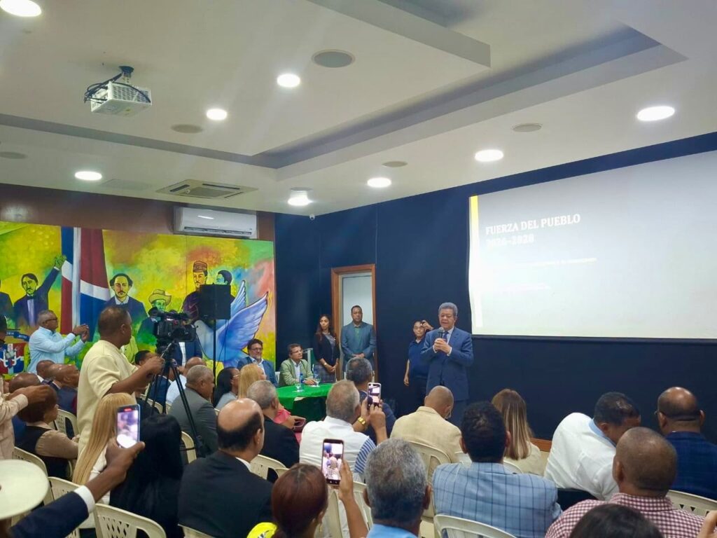 leonel-fernandez-pretende-convertir-a-la-fuerza-del-pueblo-en-centro-de-ensenanza-permanente