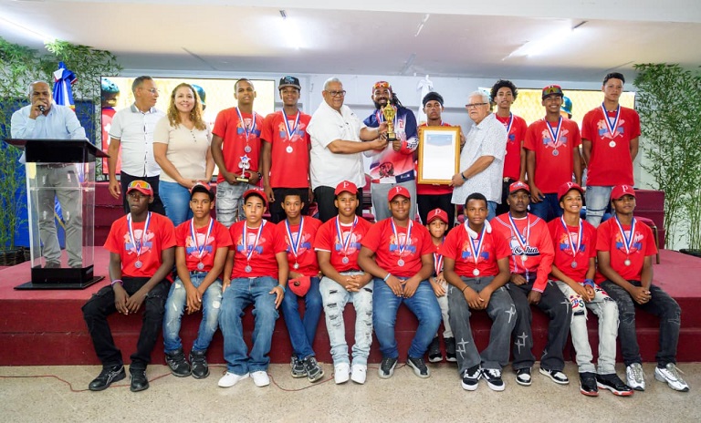 alcaldia-de-santiago-premia-a-los-campeones-liga-chino-suazo