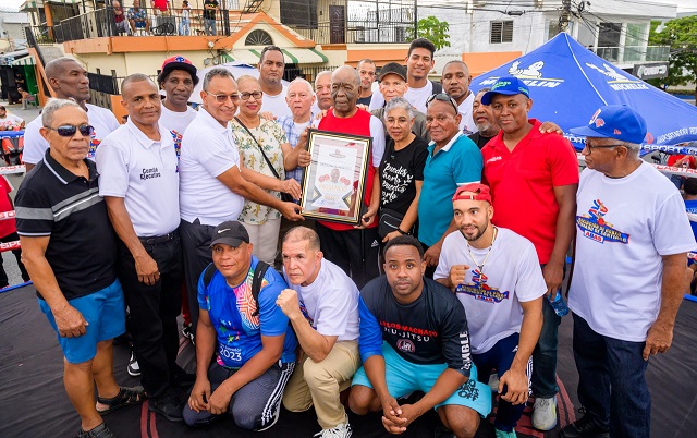 reconocen-maestro-chencho-pena-en-cartelera-de-boxeo