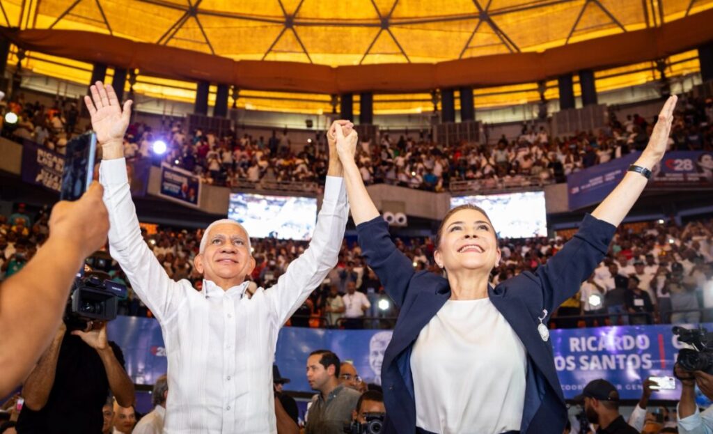 carolina-mejia-presenta-a-ricardo-de-los-santos-como-su-jefe-de-campana