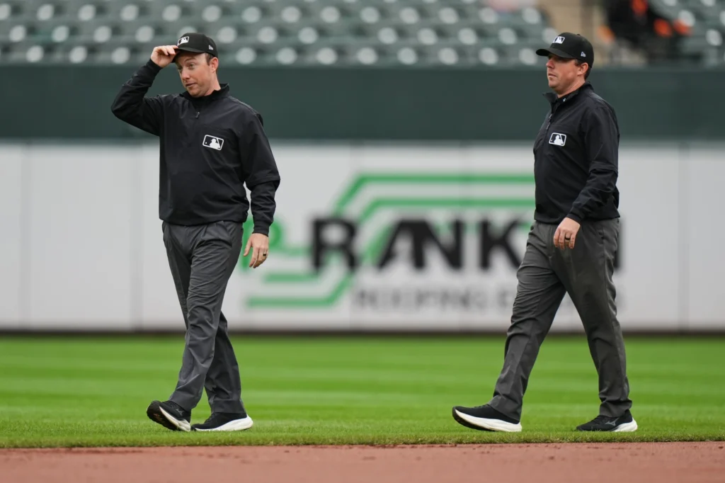 hermanos-gemelos-austin-y-tyler-jones-arbitran-juntos-por-primera-vez-en-grandes-ligas
